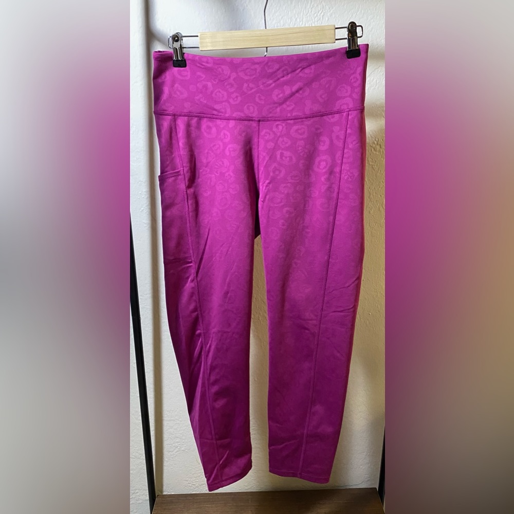 NWOT Lilly Pulitzer Luxletic capris, sz Large